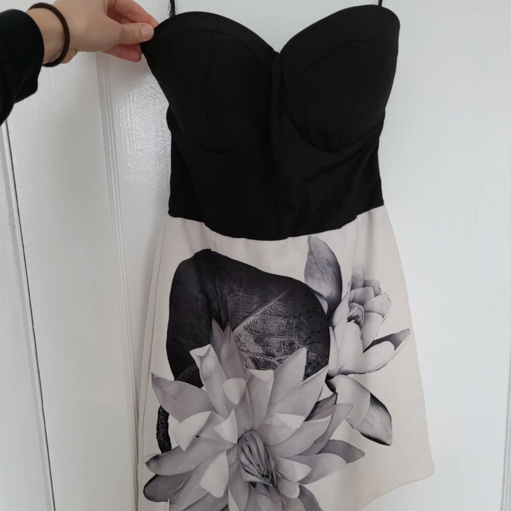 Short Cocktail/Party Dress with Plunge Neckline Size 6 AU (XS)